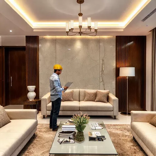 Kontraktor interior sedang bekerja pada proyek renovasi rumah atau kantor, memeriksa dan memasang elemen desain interior untuk hasil yang fungsional dan estetik di Semarang-splusa.id Kontraktor interior sedang bekerja pada proyek renovasi rumah atau kantor, memeriksa dan memasang elemen desain interior untuk hasil yang fungsional dan estetik di Semarang-splusa.id