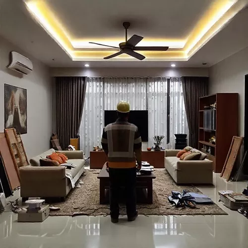 Proses renovasi ruang oleh kontraktor interior di Jakarta, menunjukkan tim profesional yang bekerja dengan alat dan material-kontraktor interior kantor splusa.id Proses renovasi ruang oleh kontraktor interior di Jakarta, menunjukkan tim profesional yang bekerja dengan alat dan material-kontraktor interior kantor splusa.id