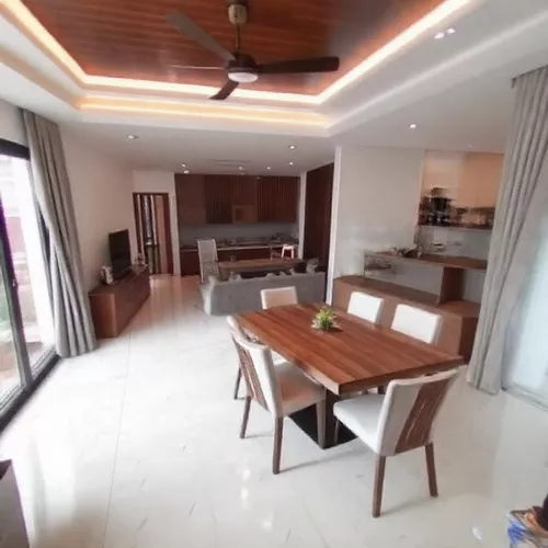 Renovasi rumah dengan desain minimalis modern di Semarang, dengan ruang tamu yang simpel dan fungsional, menggunakan material modern seperti beton dan kayu-splusa.id Renovasi rumah dengan desain minimalis modern di Semarang, dengan ruang tamu yang simpel dan fungsional, menggunakan material modern seperti beton dan kayu-splusa.id