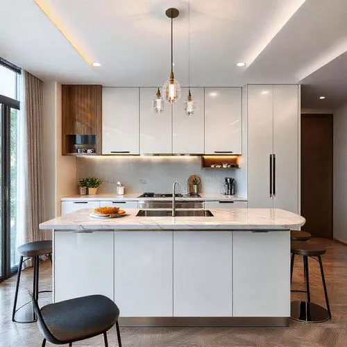 Dapur elegan di Jakarta dengan lemari berkualitas tinggi dan pulau besar, menggambarkan pentingnya kualitas pekerjaan dalam proyek renovasi rumah-interior splusa.id Dapur elegan di Jakarta dengan lemari berkualitas tinggi dan pulau besar, menggambarkan pentingnya kualitas pekerjaan dalam proyek renovasi rumah-interior splusa.id