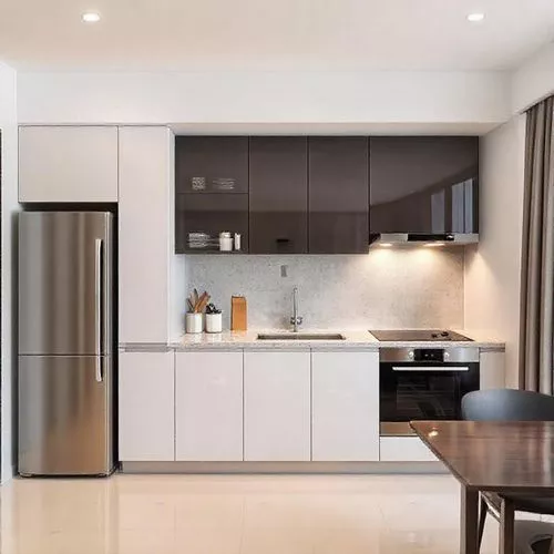Dapur minimalis modern di Jakarta dengan kitchen set glossy dan peralatan built-in-interior splusa.id Dapur minimalis modern di Jakarta dengan kitchen set glossy dan peralatan built-in-interior splusa.id