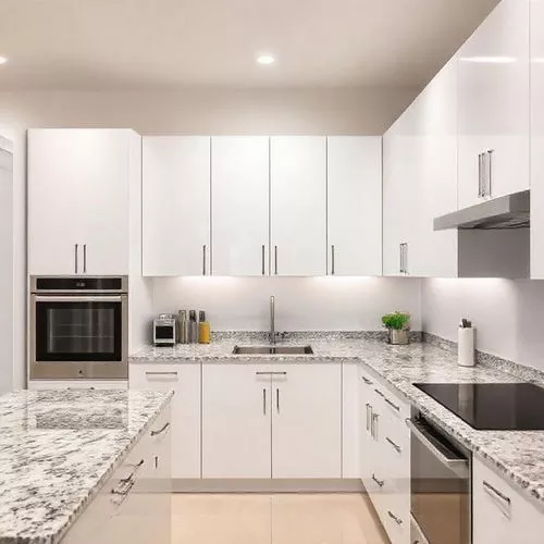 Desain interior dapur minimalis modern dengan kabinet putih dan pencahayaan yang baik-interior splusa.id Desain interior dapur minimalis modern dengan kabinet putih dan pencahayaan yang baik-interior splusa.id