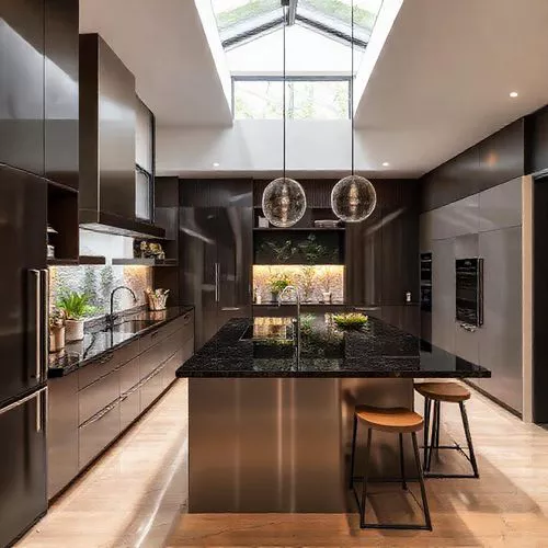 Desain interior dapur modern dengan island, peralatan stainless steel, dan countertop granit. Kata kunci rumah mewah, desain interior, dapur, peralatan dapur-interior splusa.id Desain interior dapur modern dengan island, peralatan stainless steel, dan countertop granit. Kata kunci rumah mewah, desain interior, dapur, peralatan dapur-interior splusa.id