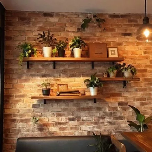 Dinding bata ekspos, rak kayu, dekorasi rustic, pencahayaan hangat, desain interior rustic Jakarta-interior splusa.id Dinding bata ekspos, rak kayu, dekorasi rustic, pencahayaan hangat, desain interior rustic Jakarta-interior splusa.id