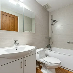 Kamar mandi modern dengan sanitary yang bersih dan terawat-interior splusa.id