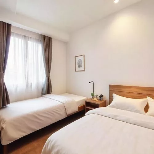 Kamar tidur minimalis yang nyaman dengan desain sederhana dan pencahayaan lembut, ideal untuk istirahat yang berkualitas-interior splusa.id Kamar tidur minimalis yang nyaman dengan desain sederhana dan pencahayaan lembut, ideal untuk istirahat yang berkualitas-interior splusa.id