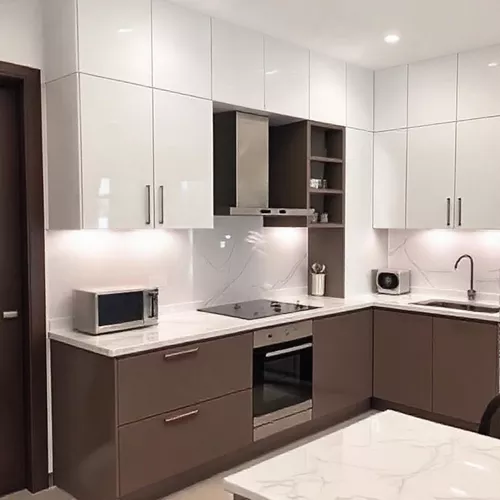 Renovasi dapur modern di Cipayung, Jakarta Timur, dengan kabinet putih dan countertop marmer-interior splusa.id Renovasi dapur modern di Cipayung, Jakarta Timur, dengan kabinet putih dan countertop marmer-interior splusa.id