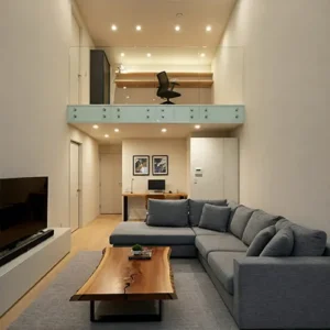 Ruang keluarga dengan plafon tinggi dan mezzanine-interior splusa.id