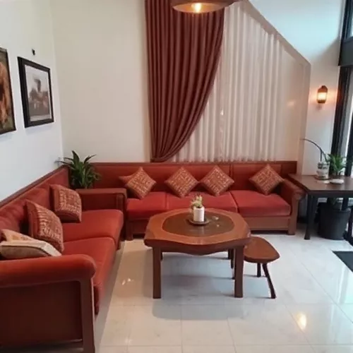 Ruang tamu nyaman dan elegan di Cipayung, Jakarta Timur, dengan sofa empuk dan dekorasi artistik-interior splusa.id Ruang tamu nyaman dan elegan di Cipayung, Jakarta Timur, dengan sofa empuk dan dekorasi artistik-interior splusa.id