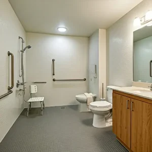 Kamar mandi dengan lantai anti slip untuk lansia-interior splusa.id