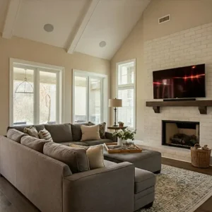 Ruang keluarga dengan sofa berbentuk L yang luas-interior splusa.id