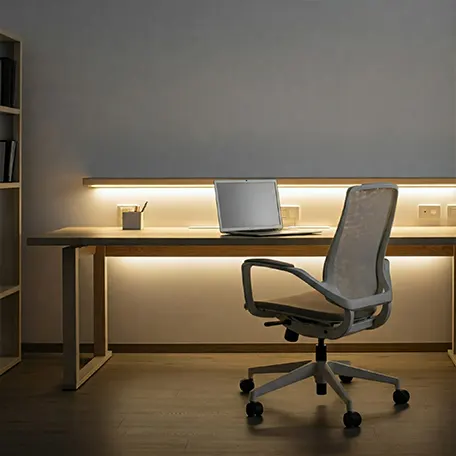 Ruang kerja dengan pencahayaan lampu LED cool white. Ruang kerja dengan pencahayaan lampu LED cool white.