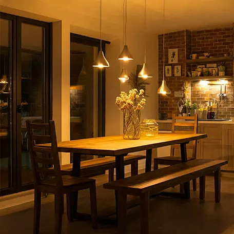 Ruang makan dengan lampu LED gantung dan meja makan kayu-interior splusa.id Ruang makan dengan lampu LED gantung dan meja makan kayu-interior splusa.id