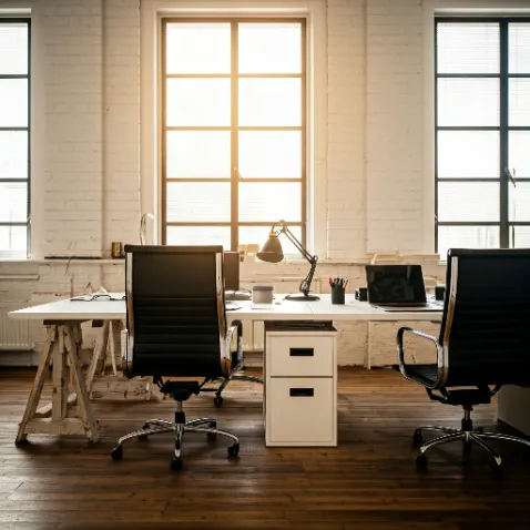 ruang kerja industrial minimalis dengan meja kerja putih dan kursi kantor hitam-kontraktor interior Jakarta splusa.id ruang kerja industrial minimalis dengan meja kerja putih dan kursi kantor hitam-kontraktor interior Jakarta splusa.id