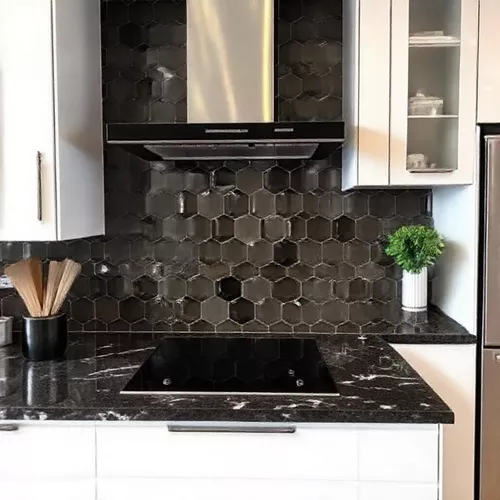 Backsplash dan countertop yang serasi di dapur mungil minimalis-kontraktor interior splusa.id Backsplash dan countertop yang serasi di dapur mungil minimalis-kontraktor interior splusa.id