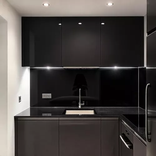 Backsplash kaca dengan pencahayaan yang baik di dapur mungil minimalis-kontraktor interior splusa.id Backsplash kaca dengan pencahayaan yang baik di dapur mungil minimalis-kontraktor interior splusa.id