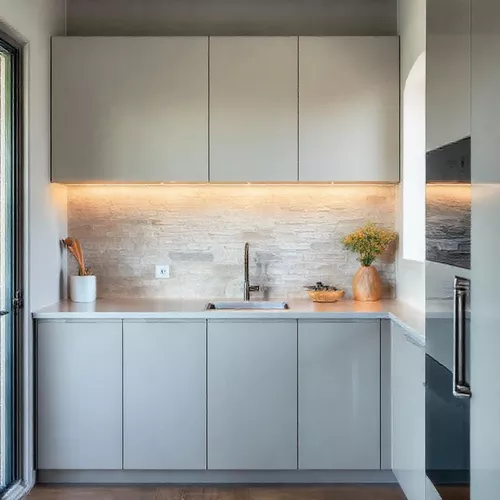Dapur Mungil Minimalis dengan Backsplash Batu Alam-kontraktor interior splusa.id Dapur Mungil Minimalis dengan Backsplash Batu Alam-kontraktor interior splusa.id