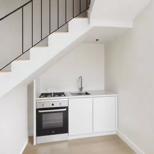Dapur Mungil Minimalis di Bawah Tangga-kontraktor interior splusa.id Dapur Mungil Minimalis di Bawah Tangga-kontraktor interior splusa.id