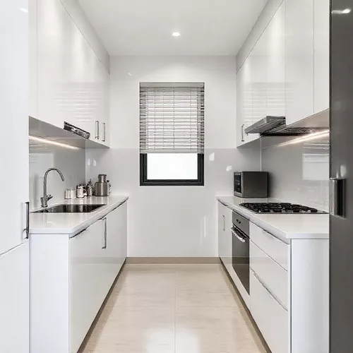 Dapur galley mungil dengan dua sisi kitchen set berwarna putih dan abuabu, di rumah minimalis type 36 di Jakarta-kontraktor interior splusa.id Dapur galley mungil dengan dua sisi kitchen set berwarna putih dan abuabu, di rumah minimalis type 36 di Jakarta-kontraktor interior splusa.id