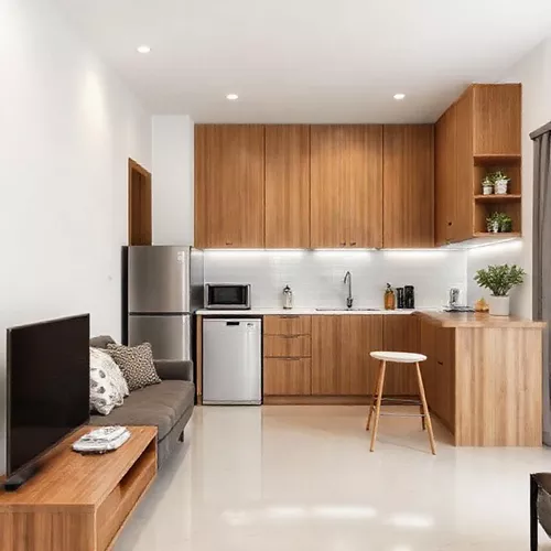 Dapur mungil bentuk L dengan kitchen set kayu dan meja bar kecil, di rumah minimalis 2 lantai di Jakarta-kontraktor interior splusa.id Dapur mungil bentuk L dengan kitchen set kayu dan meja bar kecil, di rumah minimalis 2 lantai di Jakarta-kontraktor interior splusa.id