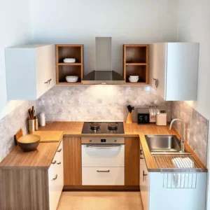 Dapur mungil bentuk U dengan area persiapan, memasak, dan mencuci-kontraktor interior splusa.id