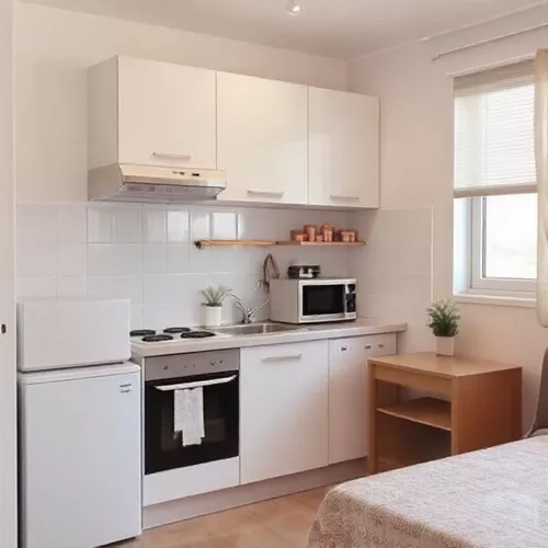 Dapur mungil minimalis yang bersih dan rapi, menciptakan suasana yang nyaman dan menyegarkan-kontraktor interior splusa.id Dapur mungil minimalis yang bersih dan rapi, menciptakan suasana yang nyaman dan menyegarkan-kontraktor interior splusa.id