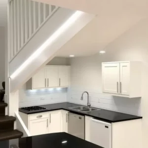 dapur mungil di bawah tangga dengan kitchen set custom-interior (splusa.id)