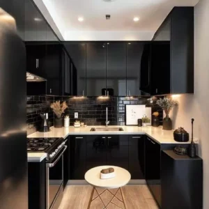 Dapur kecil dengan aksen gelap pada kabinet dan backsplash-interior splusa.id