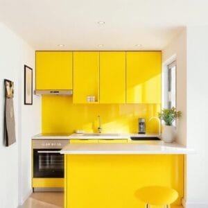 Dapur kecil dengan aksen kuning cerah yang ceria-interior splusa.id