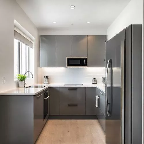 Dapur kecil dengan cat abu-abu dan desain minimalis-interior splusa.id Dapur kecil dengan cat abu-abu dan desain minimalis-interior splusa.id