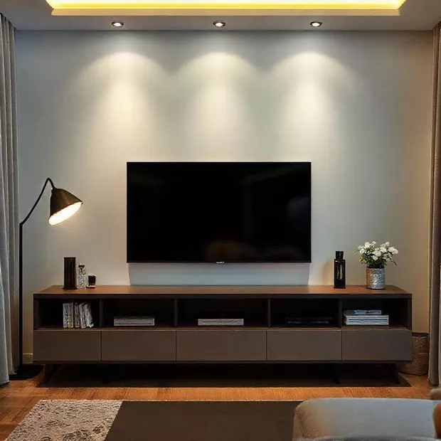 backdrop tv minimalis ruang keluarga dengan lampu ambient dan rak terbuka backdrop tv minimalis ruang keluarga dengan lampu ambient dan rak terbuka