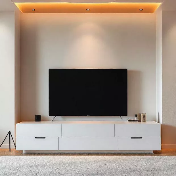 backdrop tv minimalis ruang keluarga dengan lampu ambient warna hangat backdrop tv minimalis ruang keluarga dengan lampu ambient warna hangat