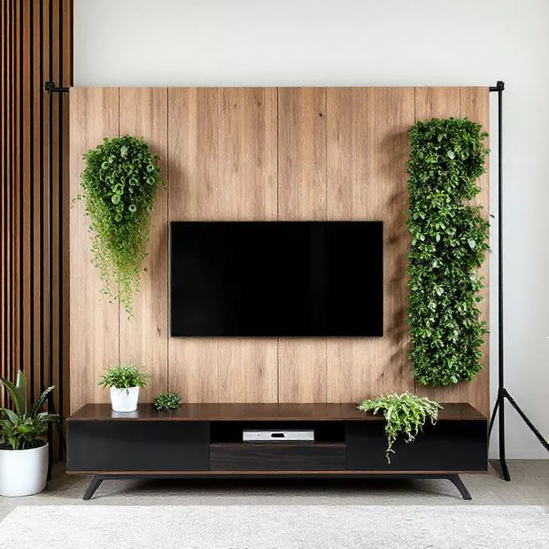 backdrop tv minimalis ruang keluarga dengan panel kayu dan dekorasi tanaman hijau dan vertical garden backdrop tv minimalis ruang keluarga dengan panel kayu dan dekorasi tanaman hijau dan vertical garden