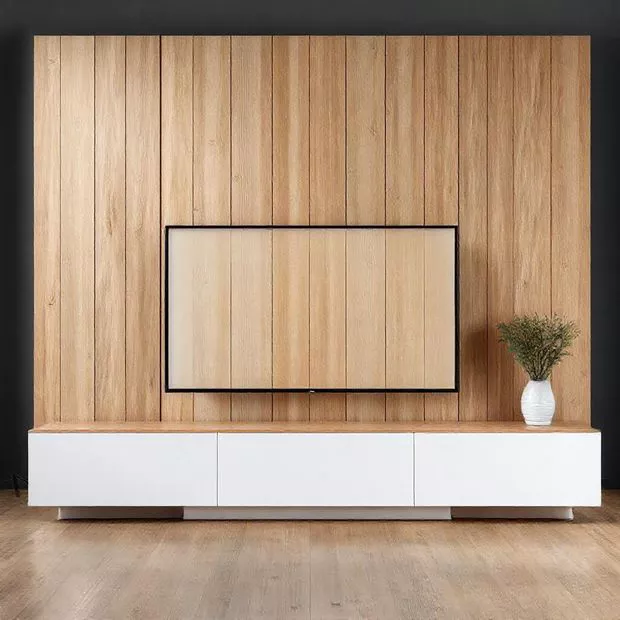 backdrop tv minimalis ruang keluarga dengan panel kayu vertikal nyaman backdrop tv minimalis ruang keluarga dengan panel kayu vertikal nyaman