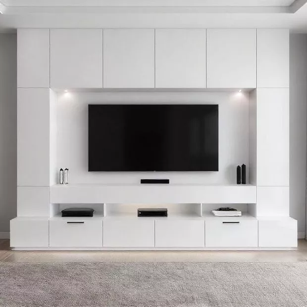 backdrop tv minimalis ruang keluarga dengan rak penyimpanan tertutup dan lampu LED backdrop tv minimalis ruang keluarga dengan rak penyimpanan tertutup dan lampu LED