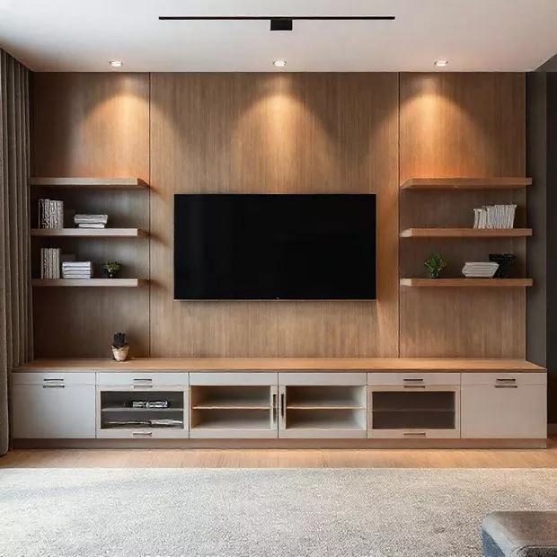 backdrop tv minimalis ruang keluarga dengan rak penyimpanan tertutup rapih backdrop tv minimalis ruang keluarga dengan rak penyimpanan tertutup rapih