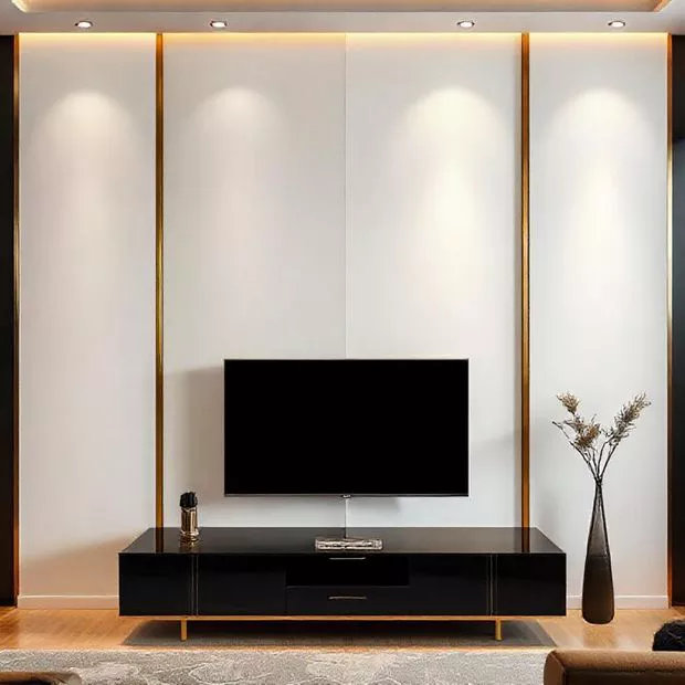 backdrop tv minimalis ruang keluarga dengan warna netral dan aksen bold emas dengan gaya Hollywood Glam backdrop tv minimalis ruang keluarga dengan warna netral dan aksen bold emas dengan gaya Hollywood Glam