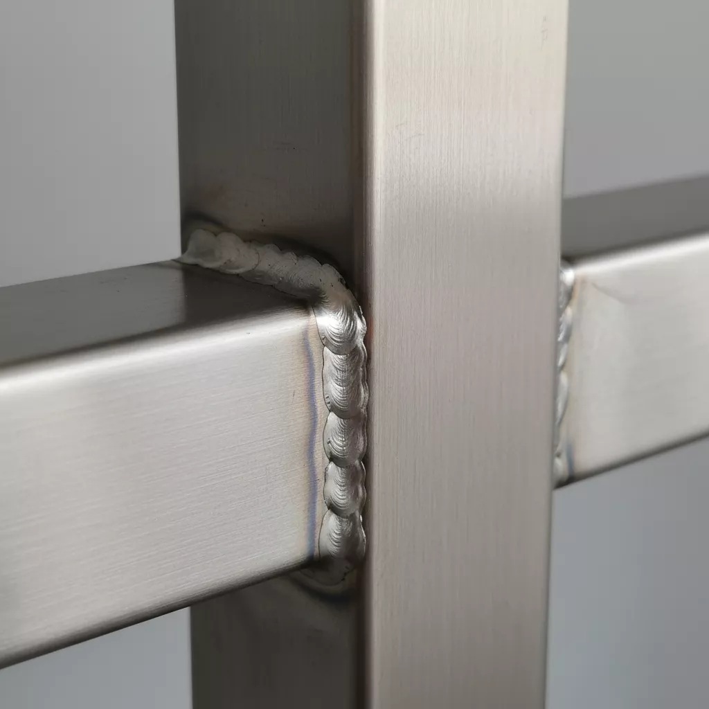 Contoh detail pengelasan argon yang rapi dan halus pada sambungan model pagar stainless minimalis terbaru-jasa interior jakarta splusa.id Contoh detail pengelasan argon yang rapi dan halus pada sambungan model pagar stainless minimalis terbaru-jasa interior jakarta splusa.id