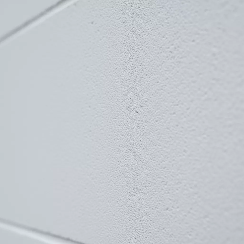 Detail close-up tekstur cat weatherproof pada dinding model pagar batako minimalis yang sudah diaci halus-jasa interior splusa.id Detail close-up tekstur cat weatherproof pada dinding model pagar batako minimalis yang sudah diaci halus-jasa interior splusa.id