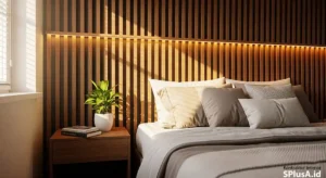 Inspirasi desain backdrop kamar tidur modern dari kayu kisi-kisi dengan lampu LED tersembunyi yang hangat dan menenangkan-jasa kontraktor interior splusa.id