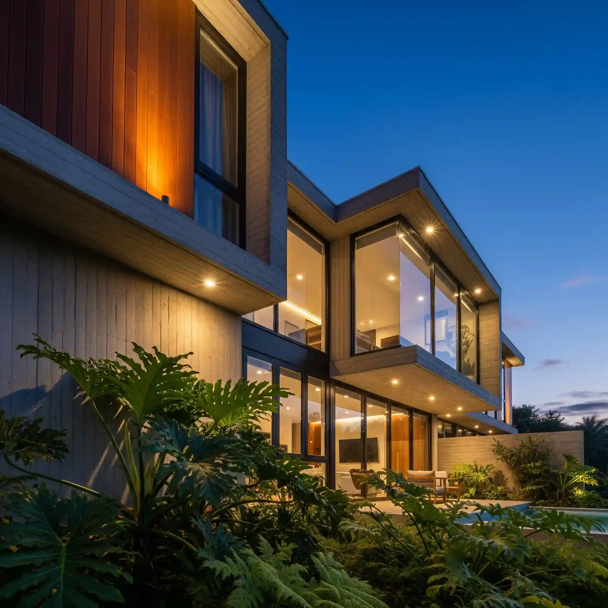 Jasa desain eksterior rumah tropis modern di Jakarta oleh SplusA.id dengan fasad kayu dan pencahayaan hangat Jasa desain eksterior rumah tropis modern di Jakarta oleh SplusA.id dengan fasad kayu dan pencahayaan hangat
