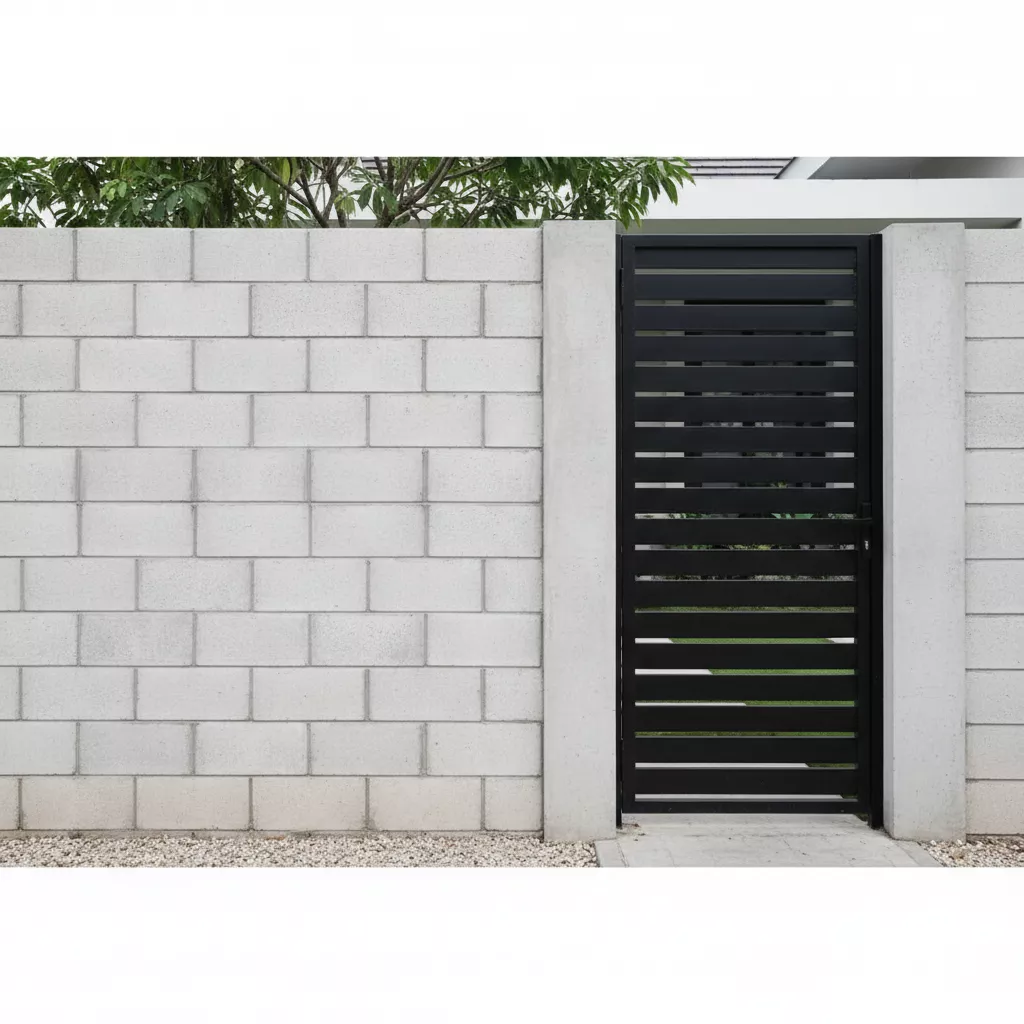 Kombinasi model pagar batako minimalis warna putih dengan pintu gerbang besi hitam modern yang kokoh dan stylish-jasa interior splusa.id Kombinasi model pagar batako minimalis warna putih dengan pintu gerbang besi hitam modern yang kokoh dan stylish-jasa interior splusa.id