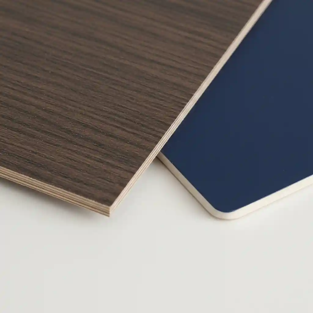 Perbandingan detail material finishing backdrop antara HPL motif kayu dan Cat Duco halus-kontraktor interior jakarta terpercaya splusa.id