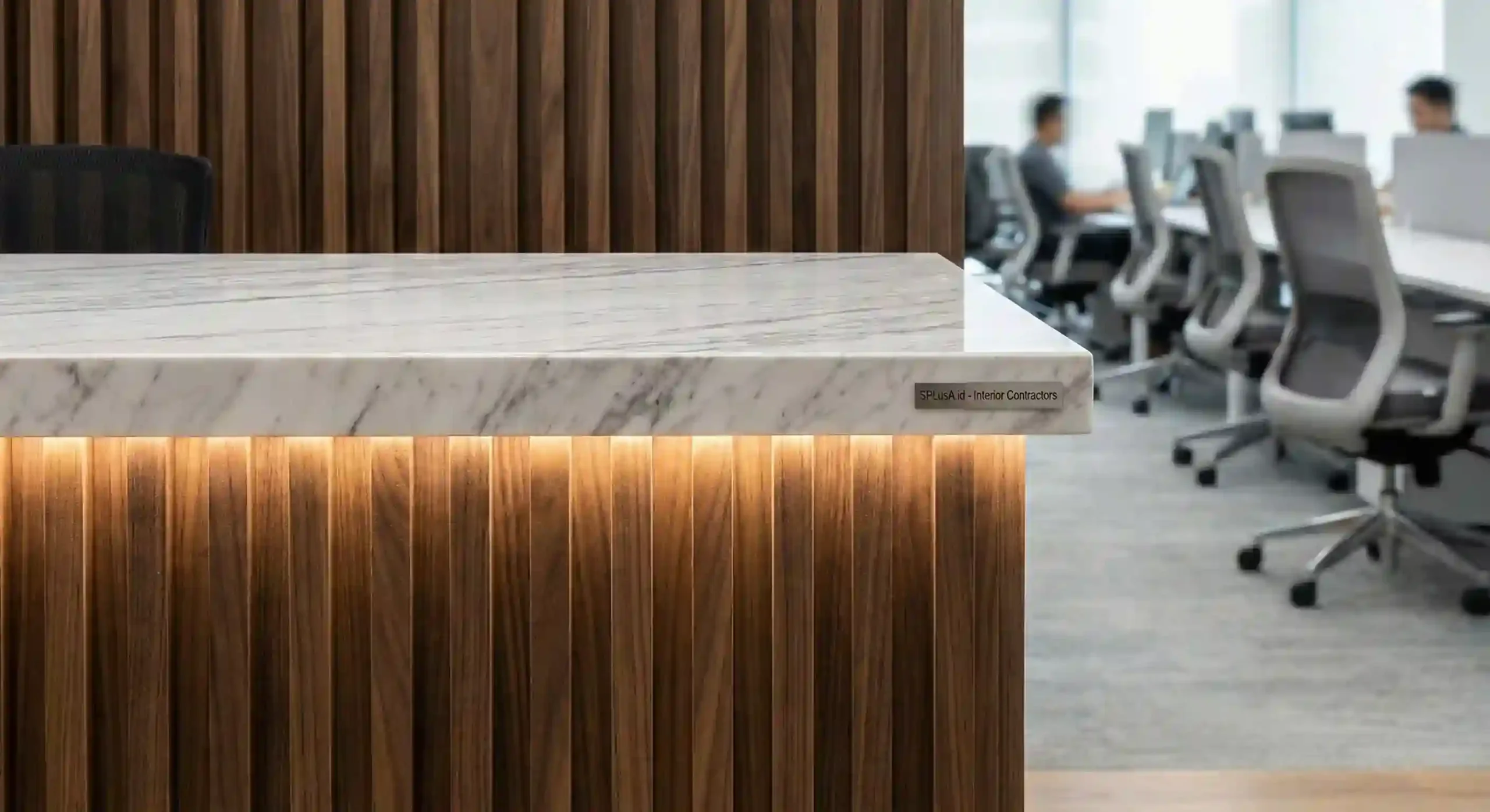 Detail material premium interior kantor resepsionis marmer dan kayu-Kontraktor Interior Jakarta Pusat SPLusA.id Detail material premium interior kantor resepsionis marmer dan kayu-Kontraktor Interior Jakarta Pusat SPLusA.id